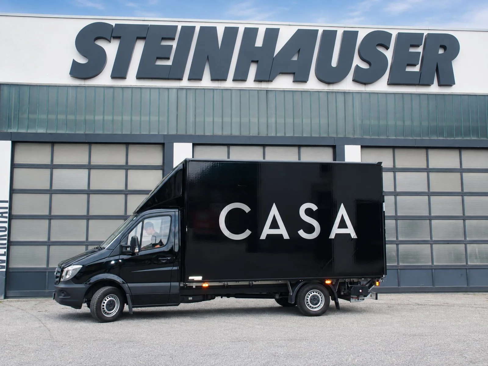 Kofferaufbau von Steinhauser fuer Moebelhandel und Umzuege