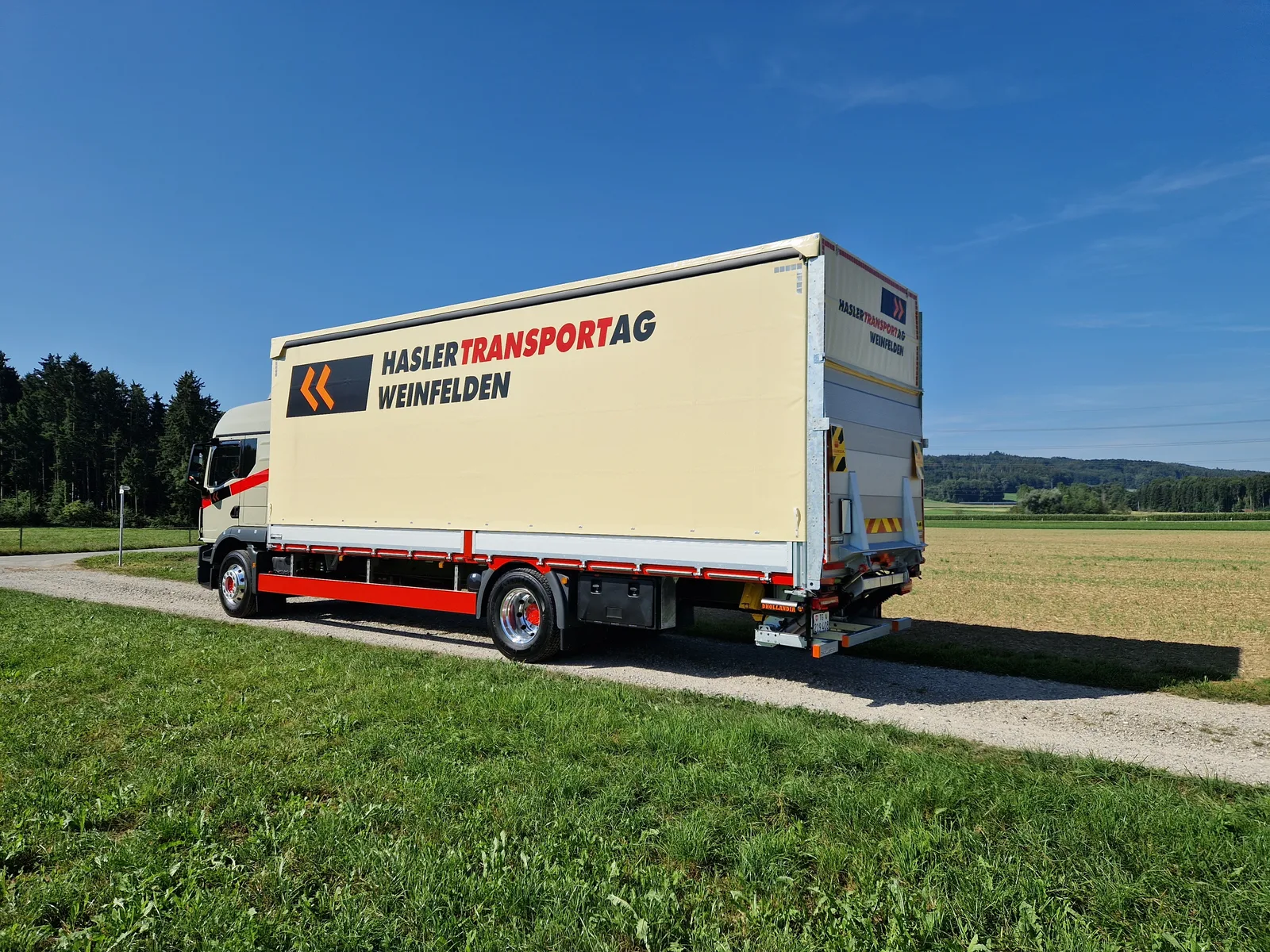 Fahrzeug mit Schiebeplanenaufbau von Steinhauser (Bild 2)