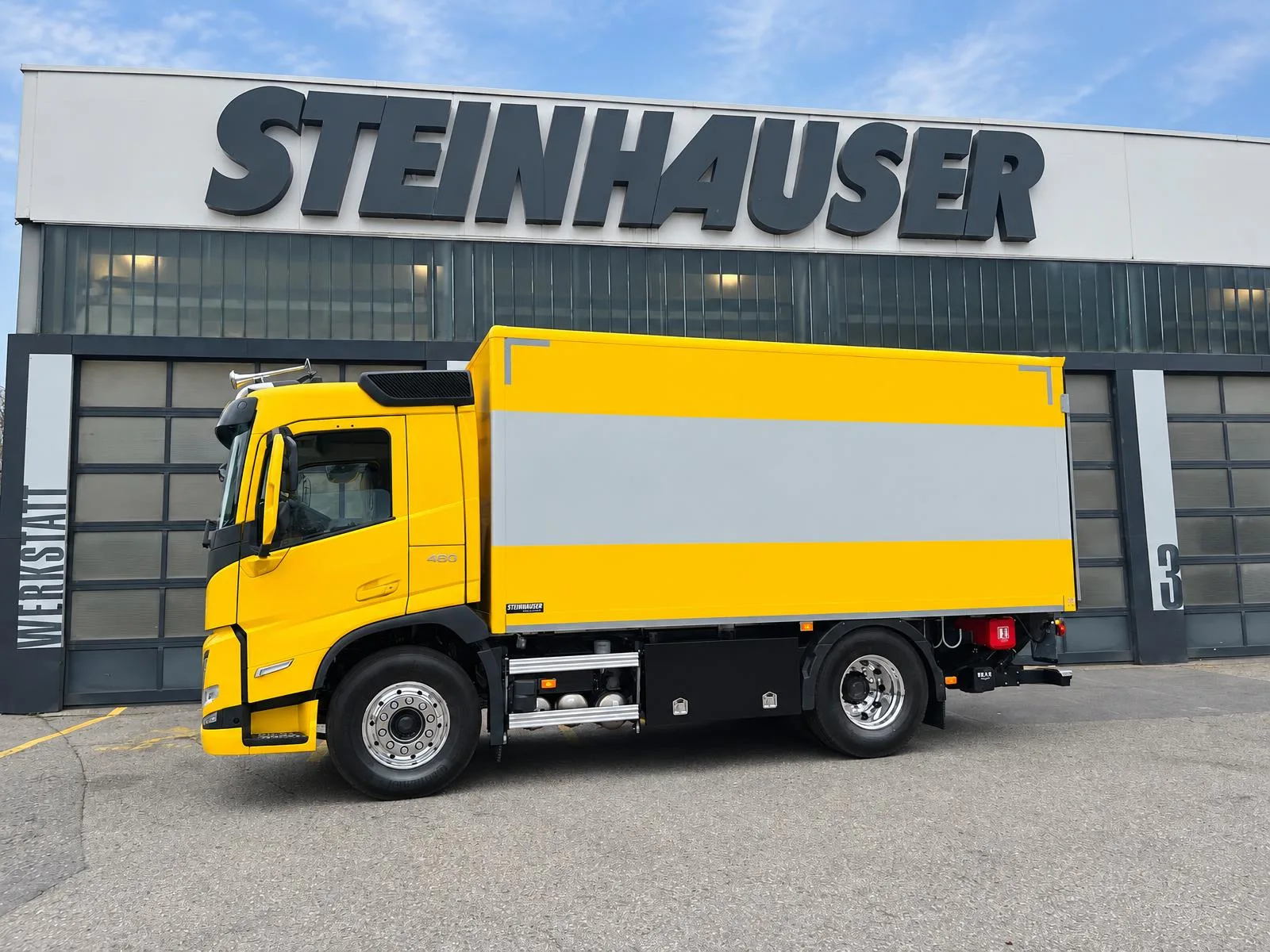 Kofferaufbau von Steinhauser fuer Futtermittel und Lagerhaus