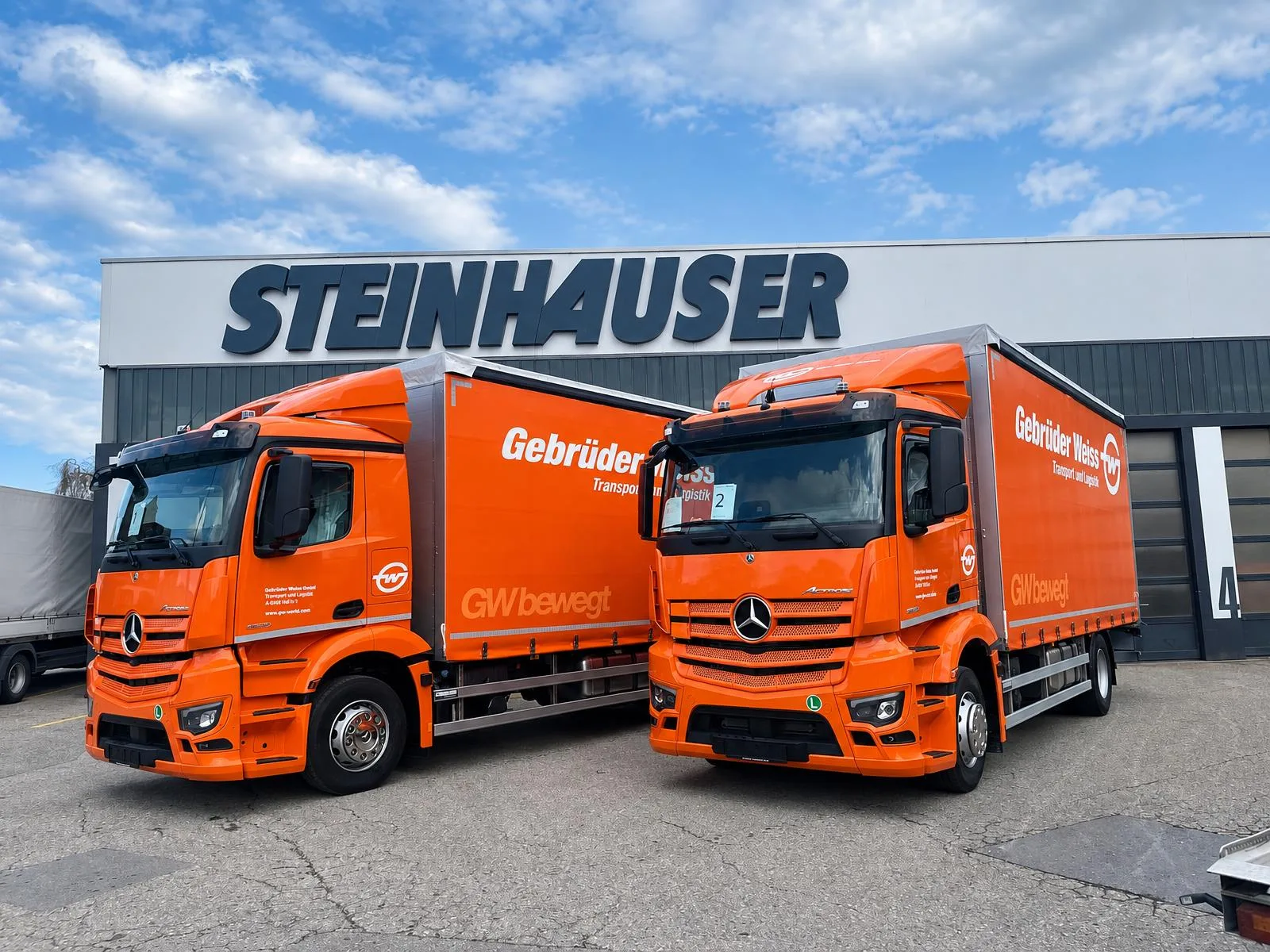Schiebeplanenaufbau von Steinhauser fuer Spedition und Stueckgut
