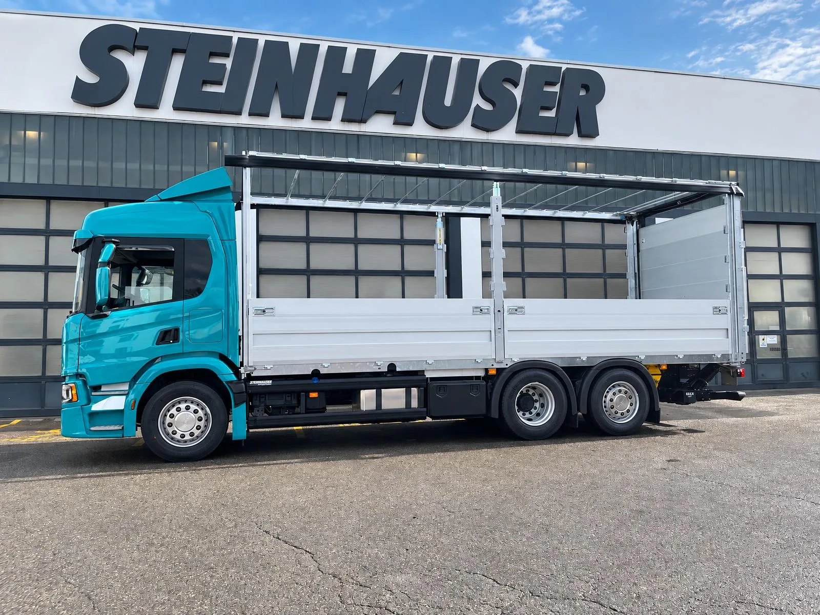 Schiebeplanenaufbau von Steinhauser fuer Recycling und Entsorgung