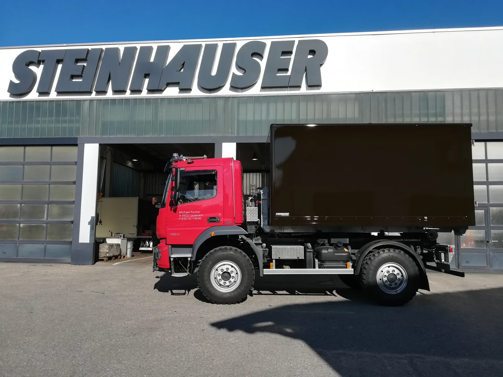 Abrollcontainer mit Koffer von Steinhauser
