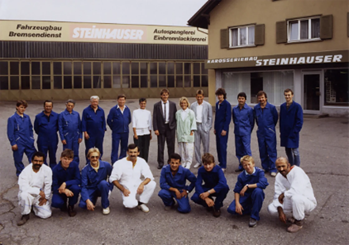 Die Belegschaft 1978 vor dem Betriebsgebäude in Rankweil