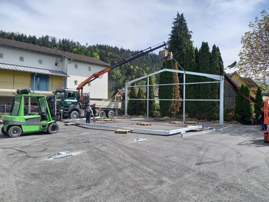 Die neue Lagerhalle und die erweiterten Parkplätze, 2022