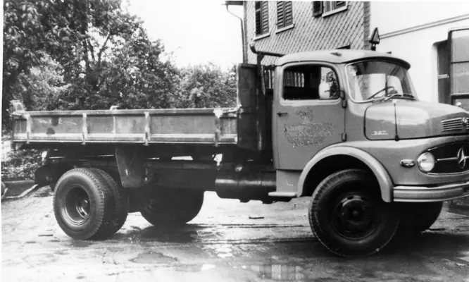 Kipper-Lkw im Profil, Schwarzweiss