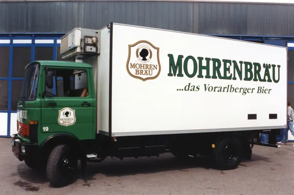 Grüner Kühlkoffer-Lkw von Mohrenbräu