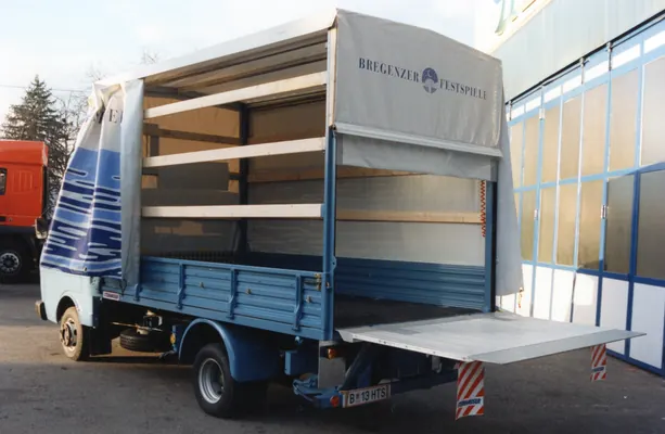 Lkw mit geöffnetem Planenaufbau und Ladebordwand