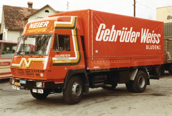 Roter Planen-Lkw von Gebrüder Weiss Bludenz