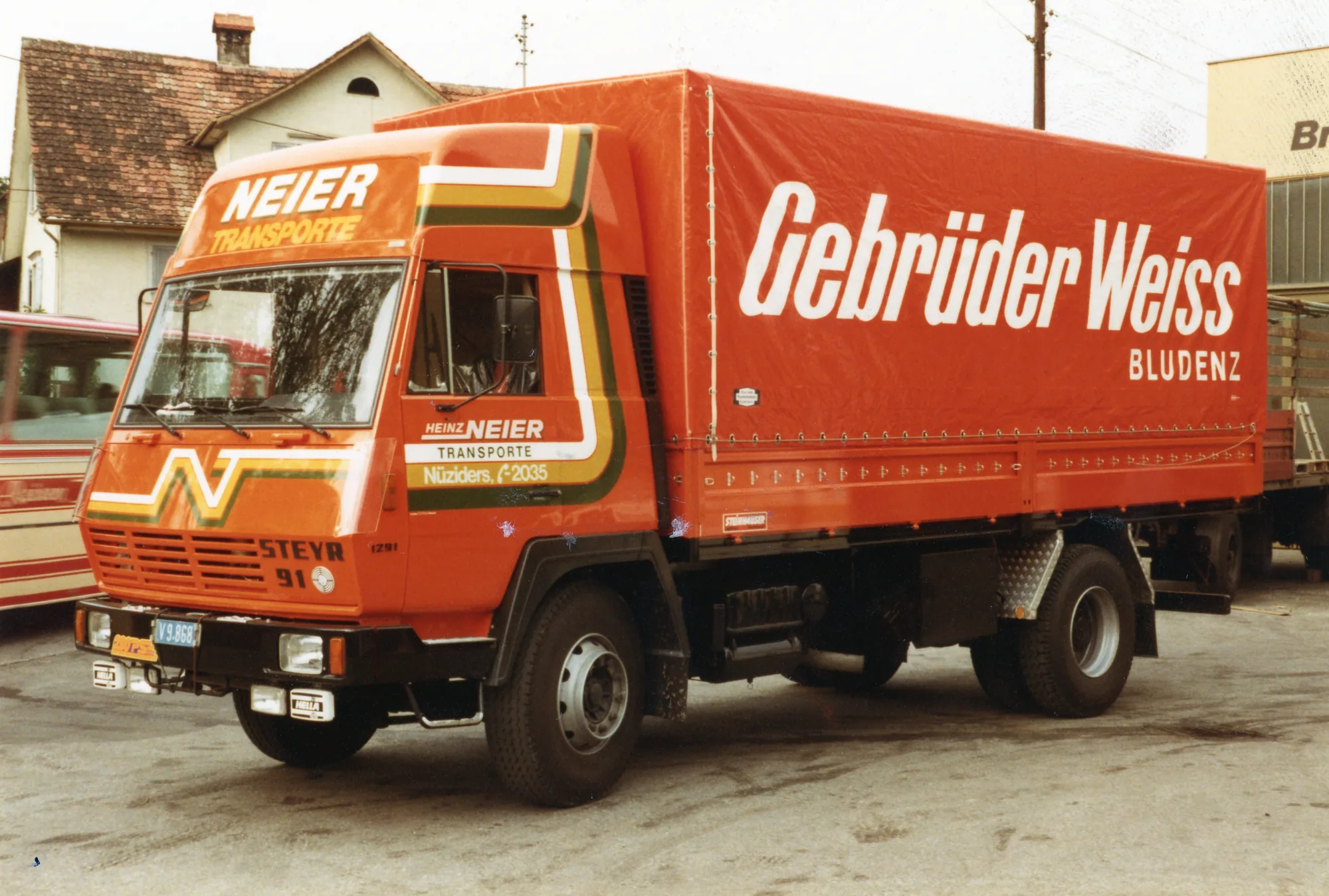 Roter Planen-Lkw von Gebrüder Weiss Bludenz