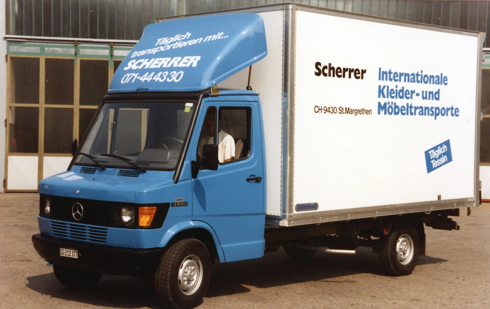 Blauer Mercedes mit Kofferaufbau von Scherrer