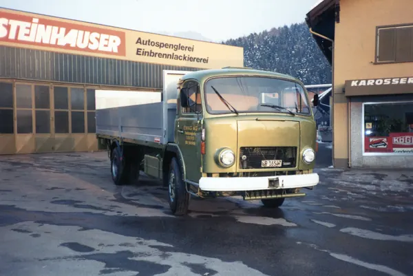 Pritschen-Lkw vor der Steinhauser-Autospenglerei