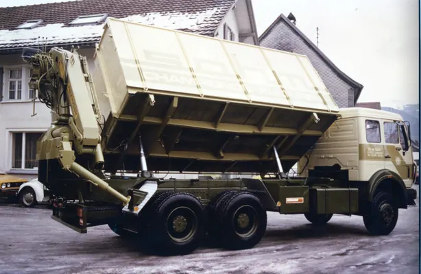 Dreiachser mit Silo-Kippaufbau im Schnee