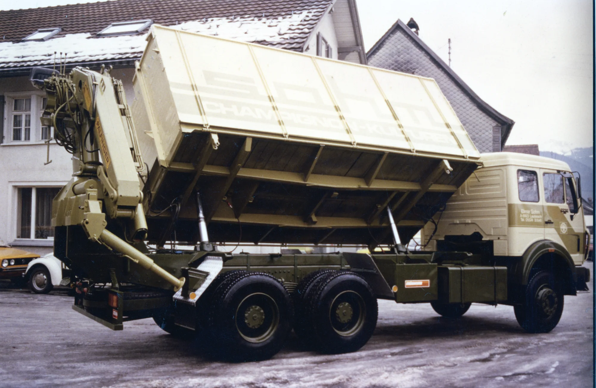 Dreiachser mit Silo-Kippaufbau im Schnee