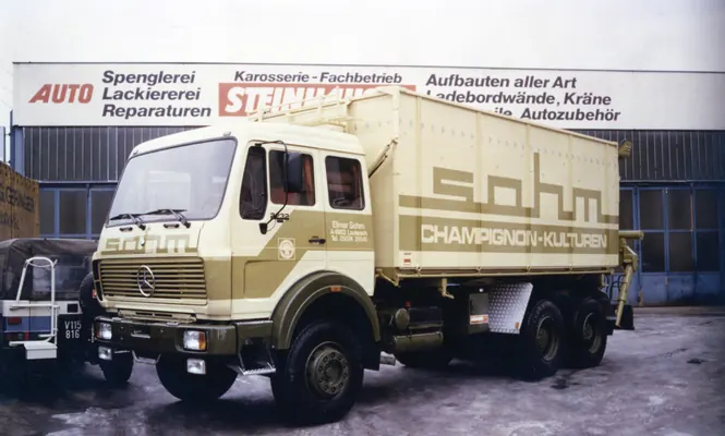 Mercedes mit Kofferaufbau von Sohm vor der Steinhauser-Werkstatt