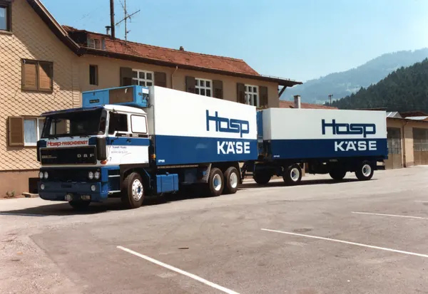 Hängerzug von Hosp Käse mit Kofferaufbauten