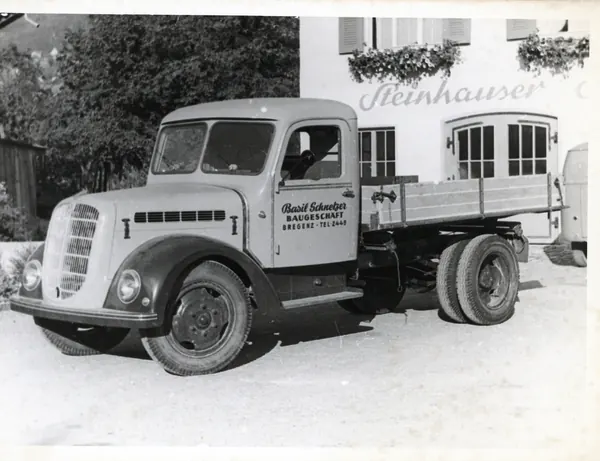 Pritschen-Lkw vor dem Steinhauser-Haus, Schwarzweiss