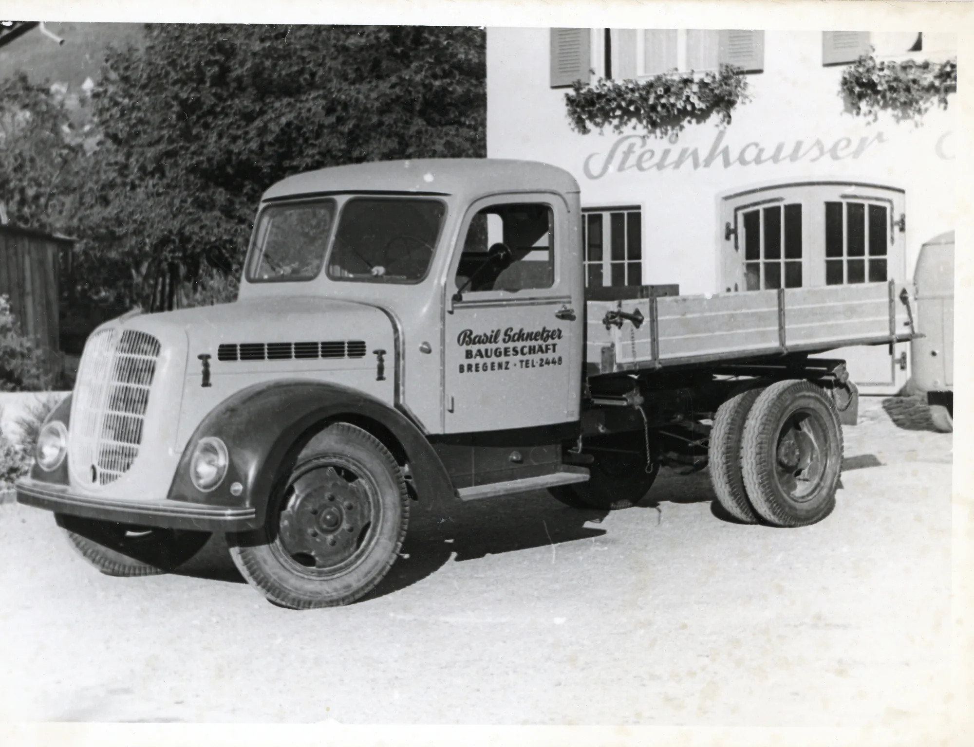 Pritschen-Lkw vor dem Steinhauser-Haus, Schwarzweiss