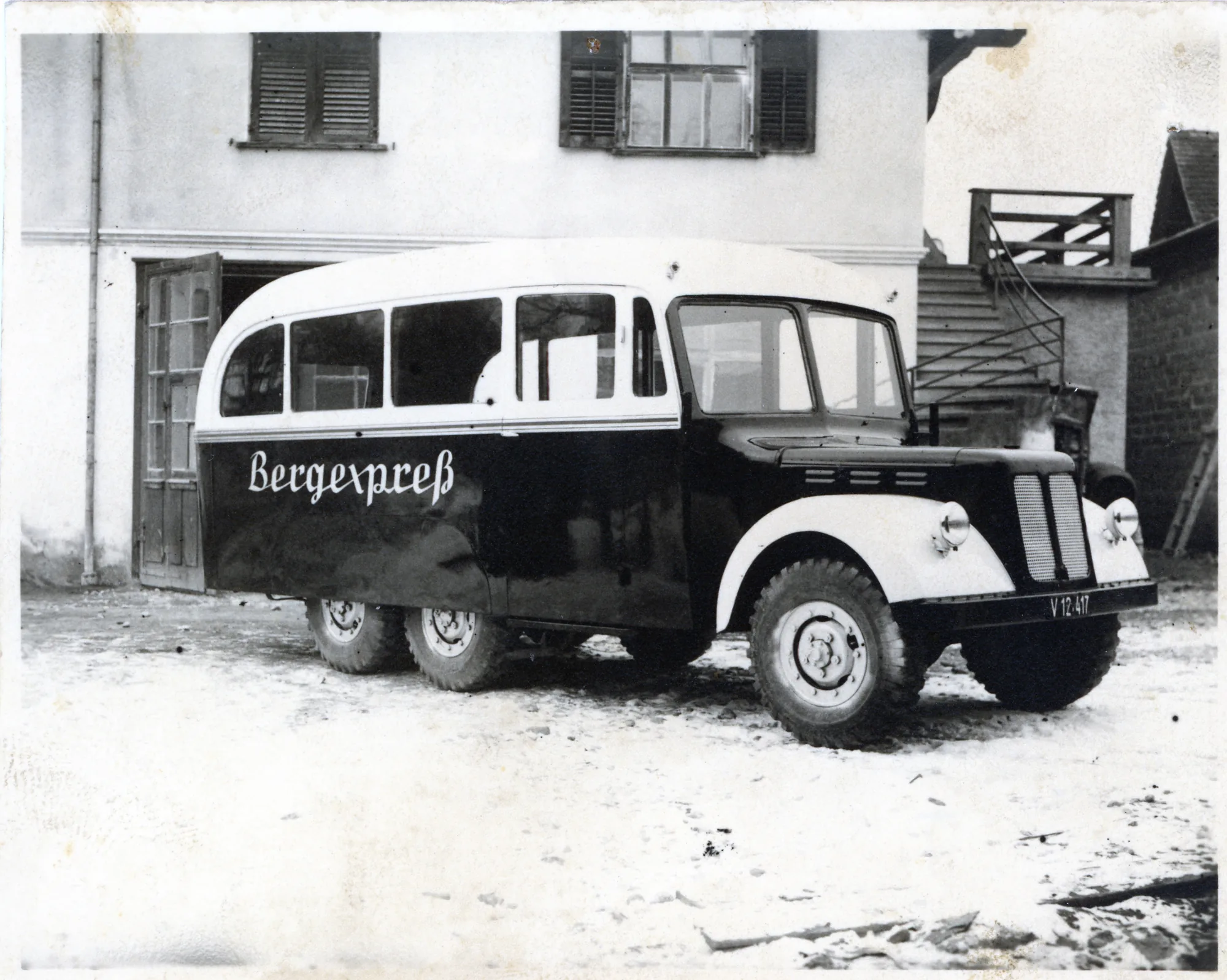 Kleinbus mit Beschriftung Bergexpress, Schwarzweiss