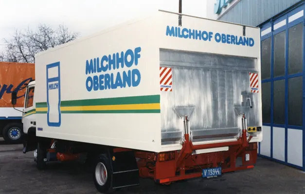 Kühlkoffer-Lkw von Milchhof Oberland mit Ladebordwand