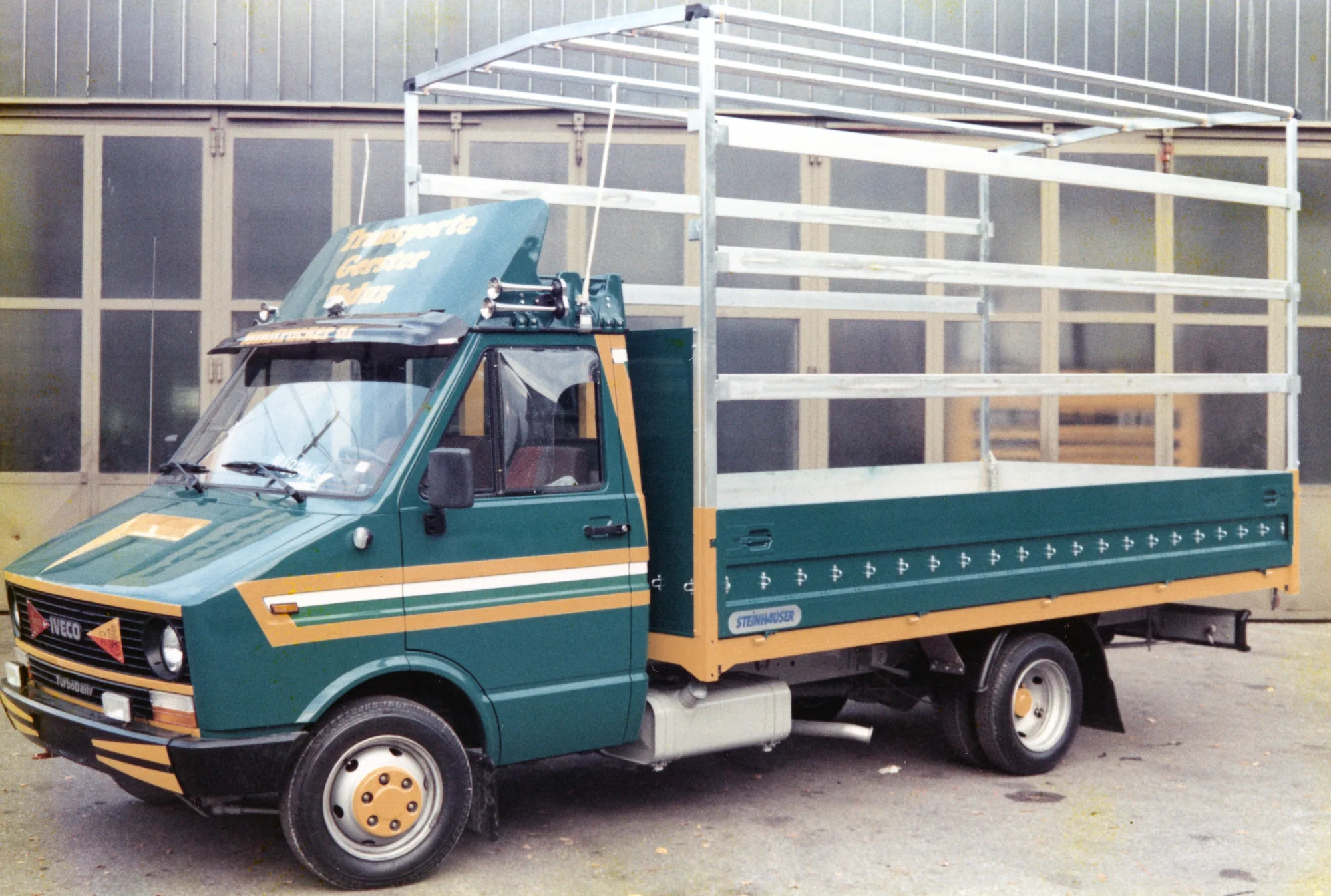 Grüner Kleinlastwagen mit Pritsche und Planengestell