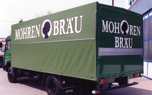 Grüner Planen-Lkw von Mohrenbräu
