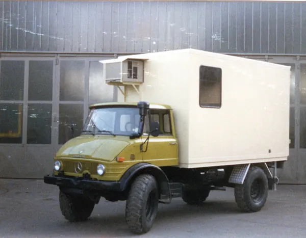 Unimog mit Kofferaufbau