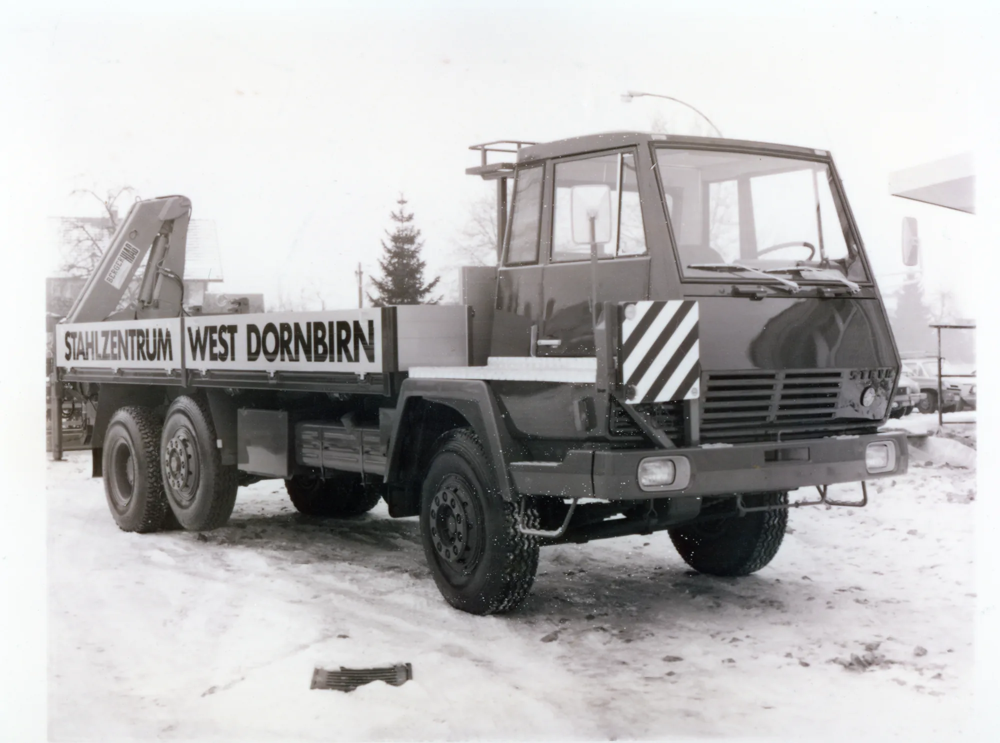 Dreiachser von Stahlzentrum West Dornbirn im Schnee, Schwarzweiss