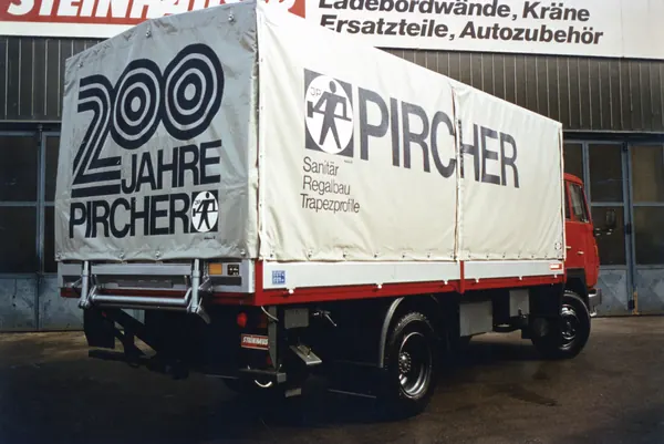 Planen-Lkw von Pircher mit Aufschrift 200 Jahre