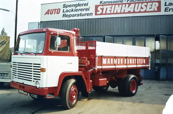 Kipper-Lkw von Marmor Kunststein vor der Steinhauser-Werkstatt