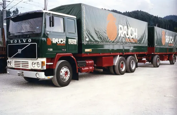 Volvo-Hängerzug von Rauch mit grünen Planenaufbauten