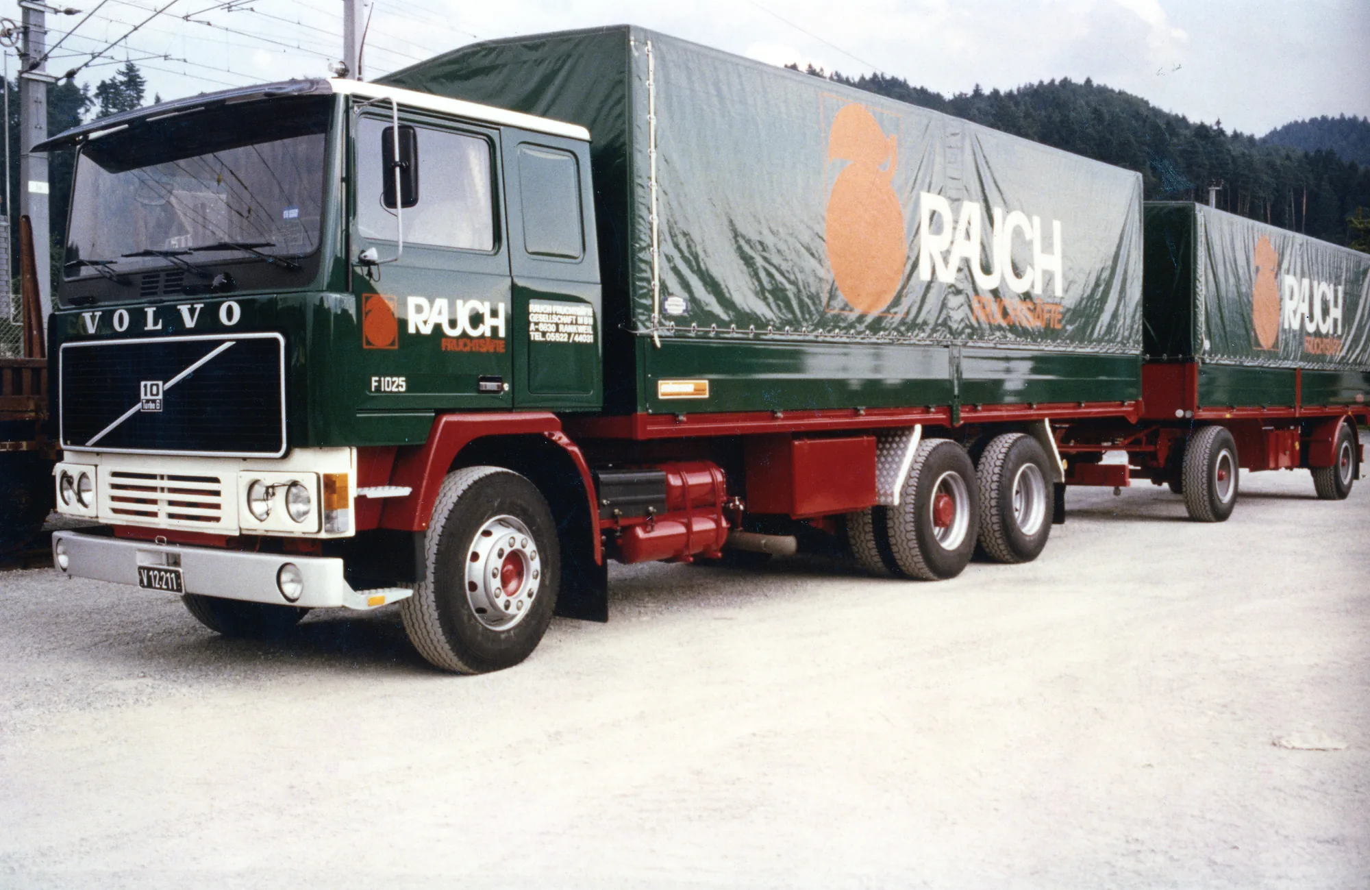 Volvo-Hängerzug von Rauch mit grünen Planenaufbauten