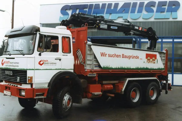Iveco-Dreiachser mit Kipper und Ladekran