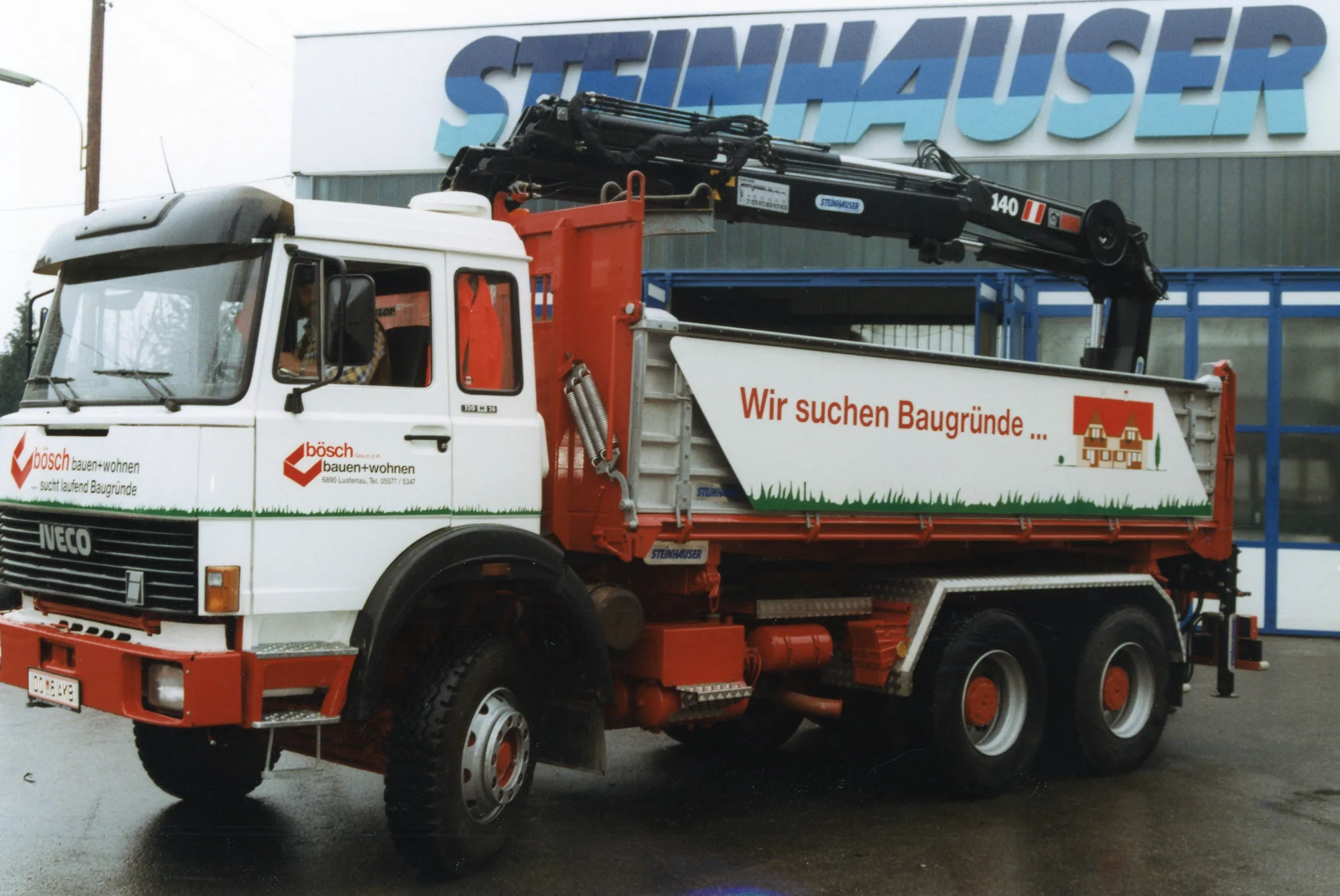 Iveco-Dreiachser mit Kipper und Ladekran