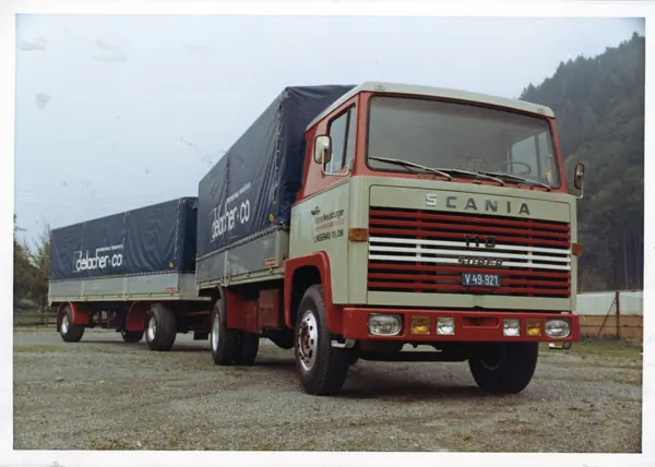 Scania-Hängerzug mit dunklen Planenaufbauten