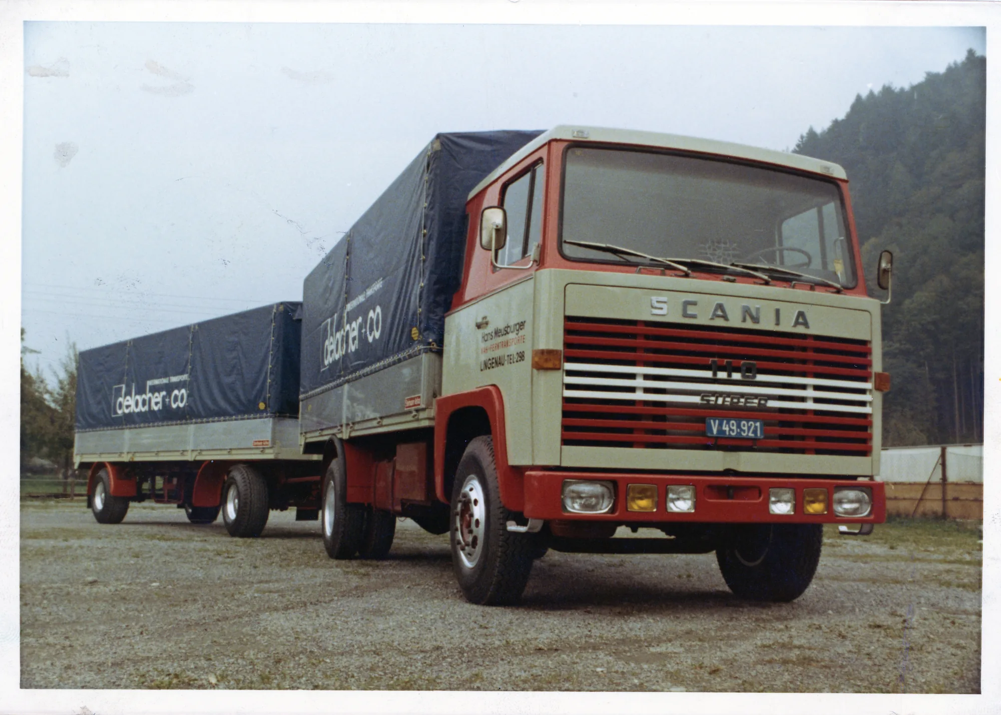Scania-Hängerzug mit dunklen Planenaufbauten