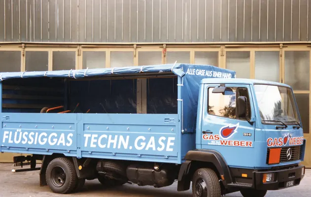 Hellblauer Lkw mit Planenaufbau für Flüssiggas und technische Gase