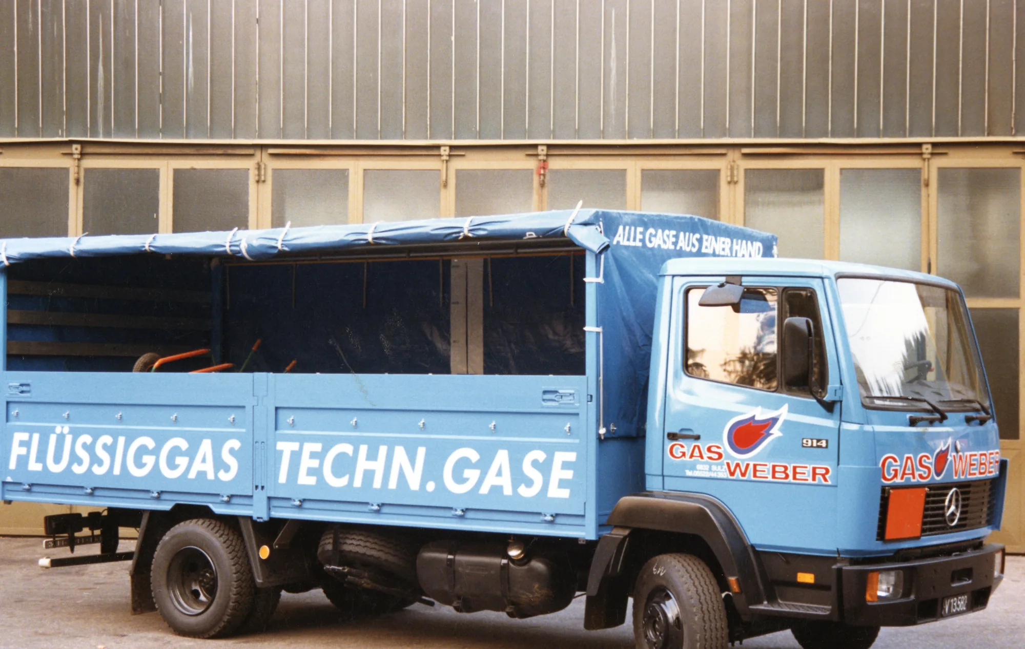 Hellblauer Lkw mit Planenaufbau für Flüssiggas und technische Gase
