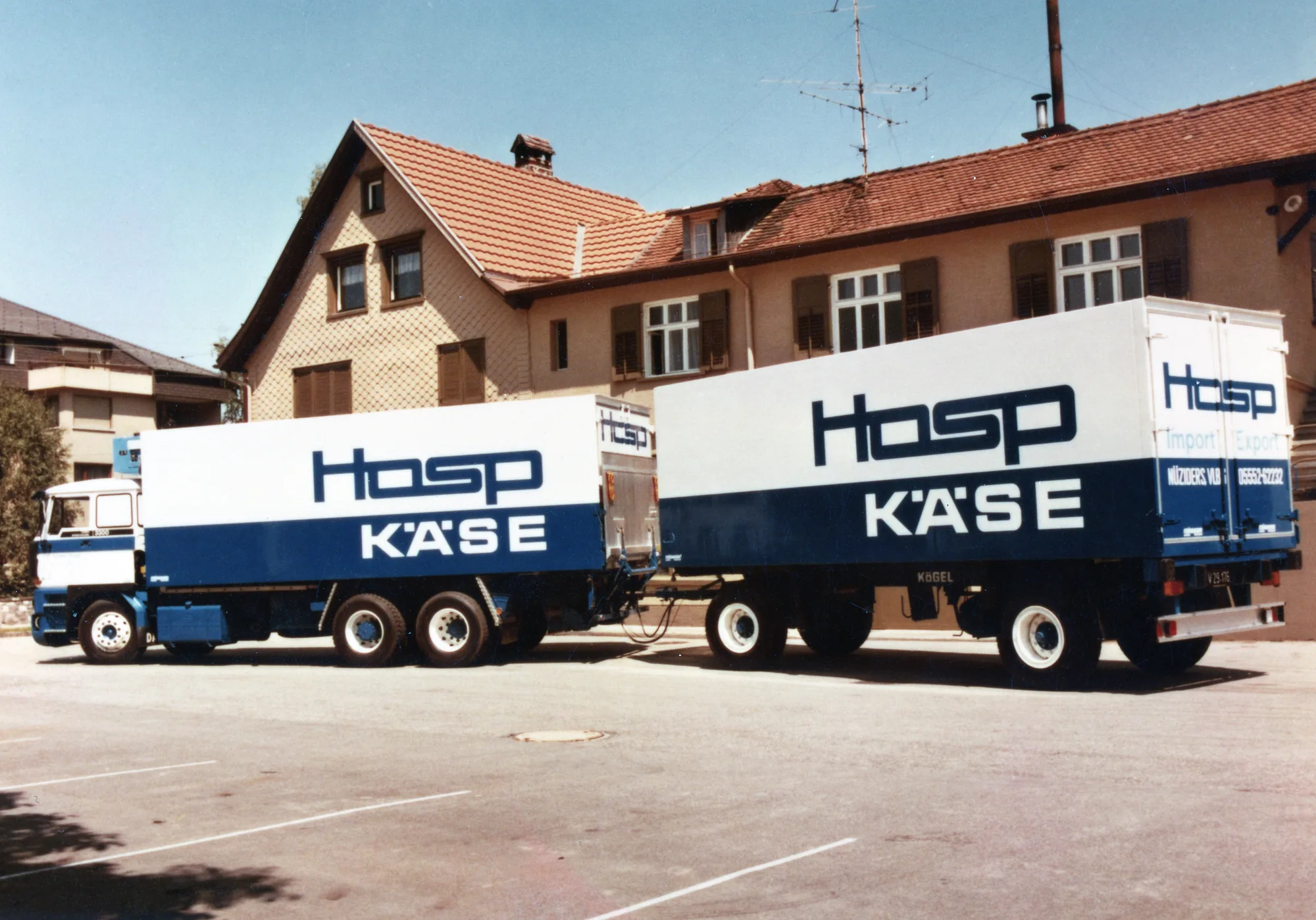 Hängerzug von Hosp Käse vor einem Wohnhaus
