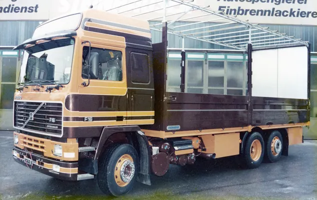 Volvo-Dreiachser mit Pritschenaufbau vor der Steinhauser-Werkstatt