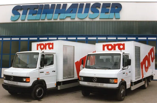 Zwei Mercedes-Transporter mit Kofferaufbau von Rora