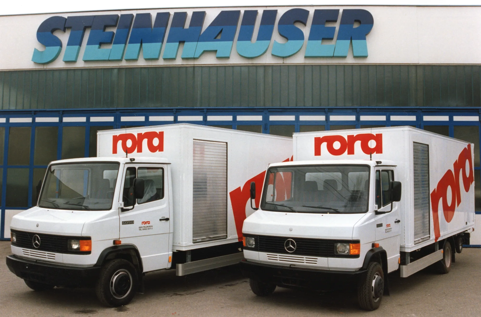 Zwei Mercedes-Transporter mit Kofferaufbau von Rora
