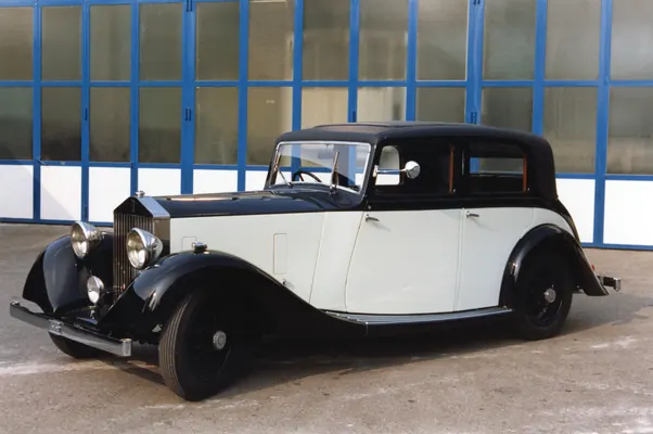 Restaurierter Oldtimer in Schwarz und Creme vor der Steinhauser-Halle