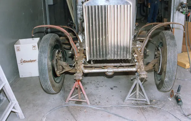 Oldtimer-Fahrgestell während der Restaurierung