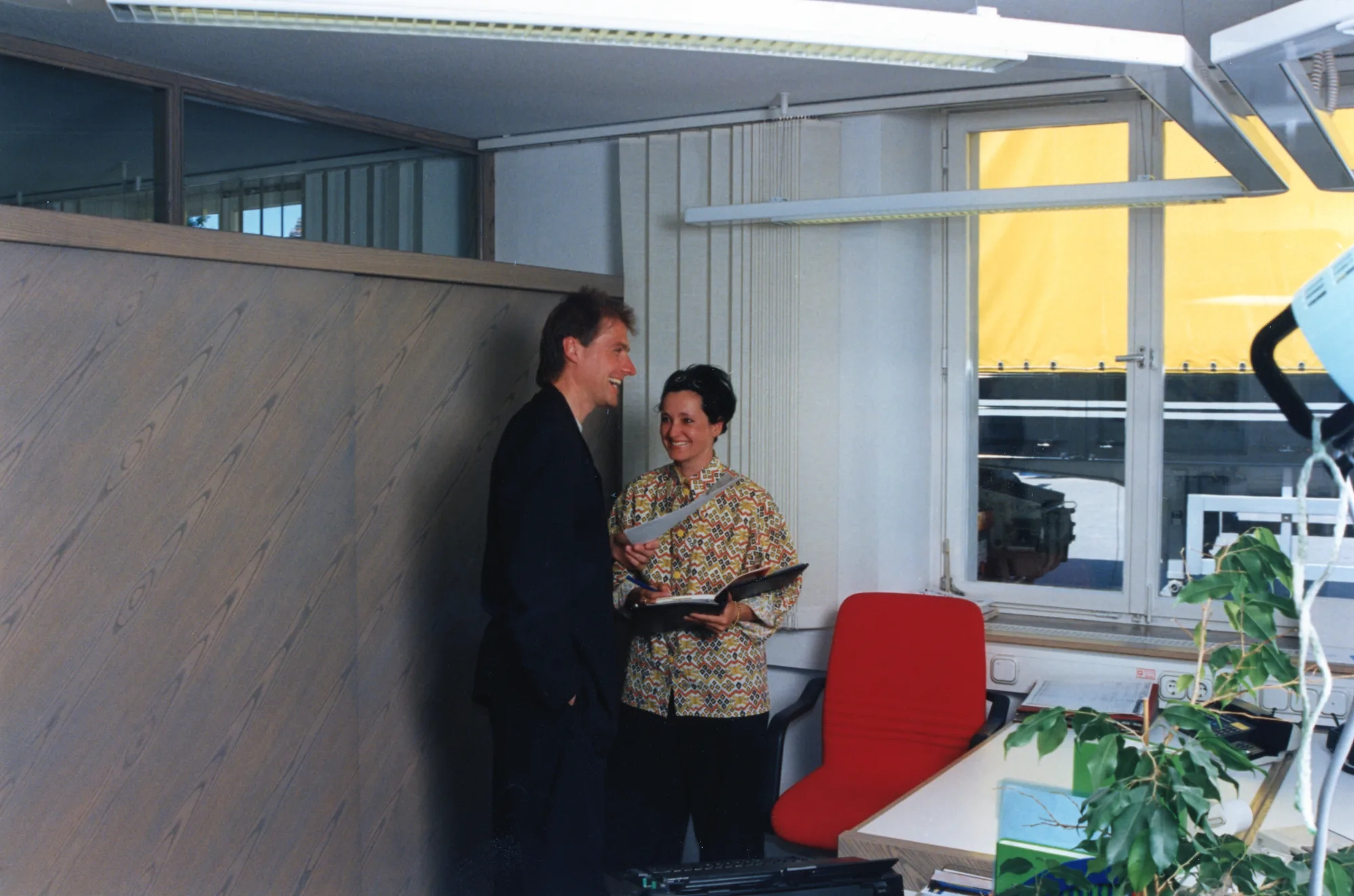 Zwei Personen im Büro mit Unterlagen