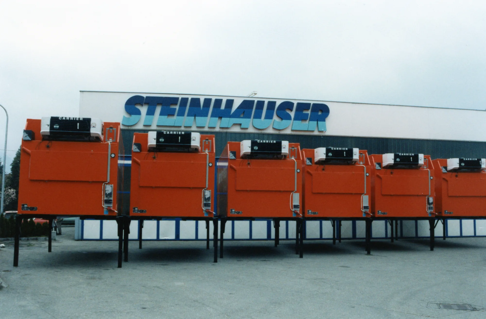 Reihe orangefarbener Aufbauten vor dem Steinhauser-Gebäude