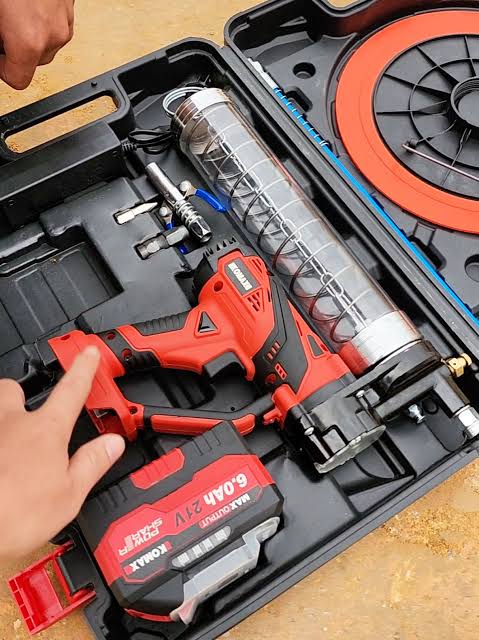 Bơm mỡ điện pin - Nhanh, tiện, khỏe cho máy công trình