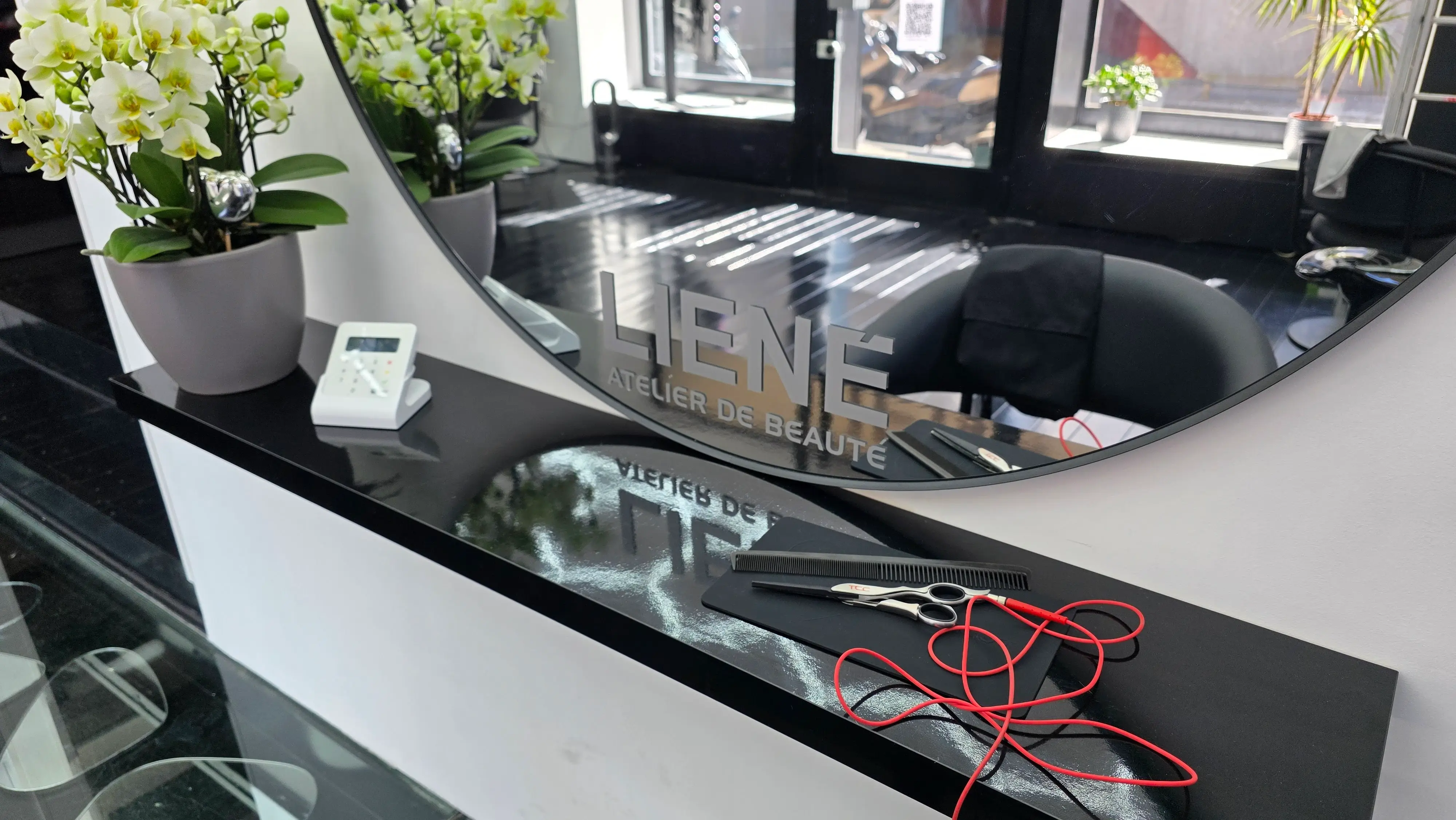 Kundin beim Haarewaschen im Friseursalon in Berlin