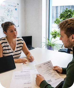 Un job coach réfléchit avec une personne à son projet professionnel