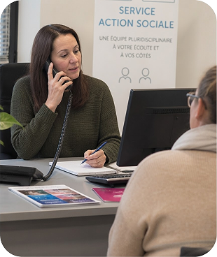 Des professionnels de plusieurs services travaillent ensemble autour d'une table