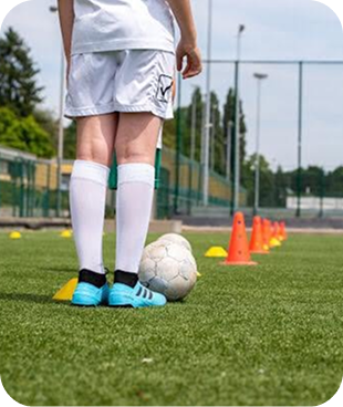 Jeunes du quartier pendant une activité sportive